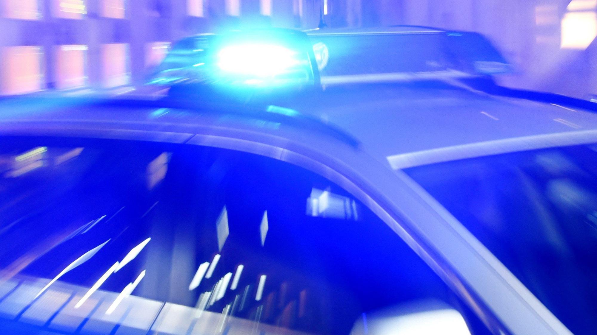 Das Bild zeigt einen Streifenwagen mit einem blinkenden Blaulicht.