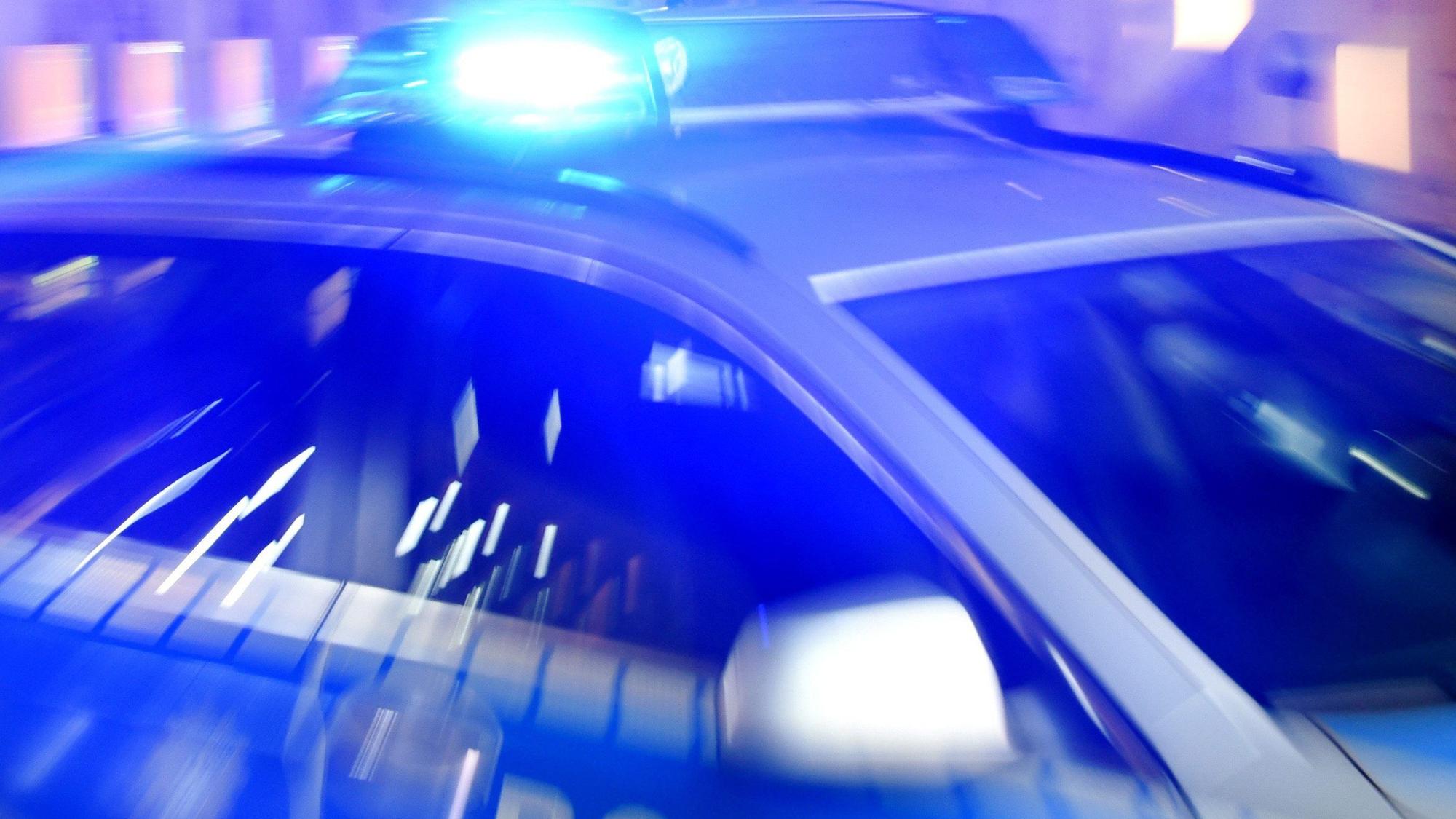 Ein Streifenwagen der Polizei steht mit eingeschaltetem Blaulicht auf der Straße. (Symbolbild)