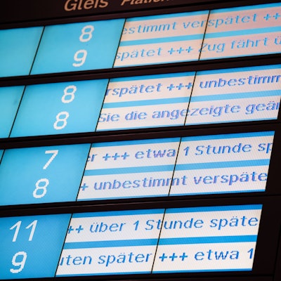 Eine Anzeigetafel zeigt den Hinweis auf Verspätungen im Bahnverkehr.