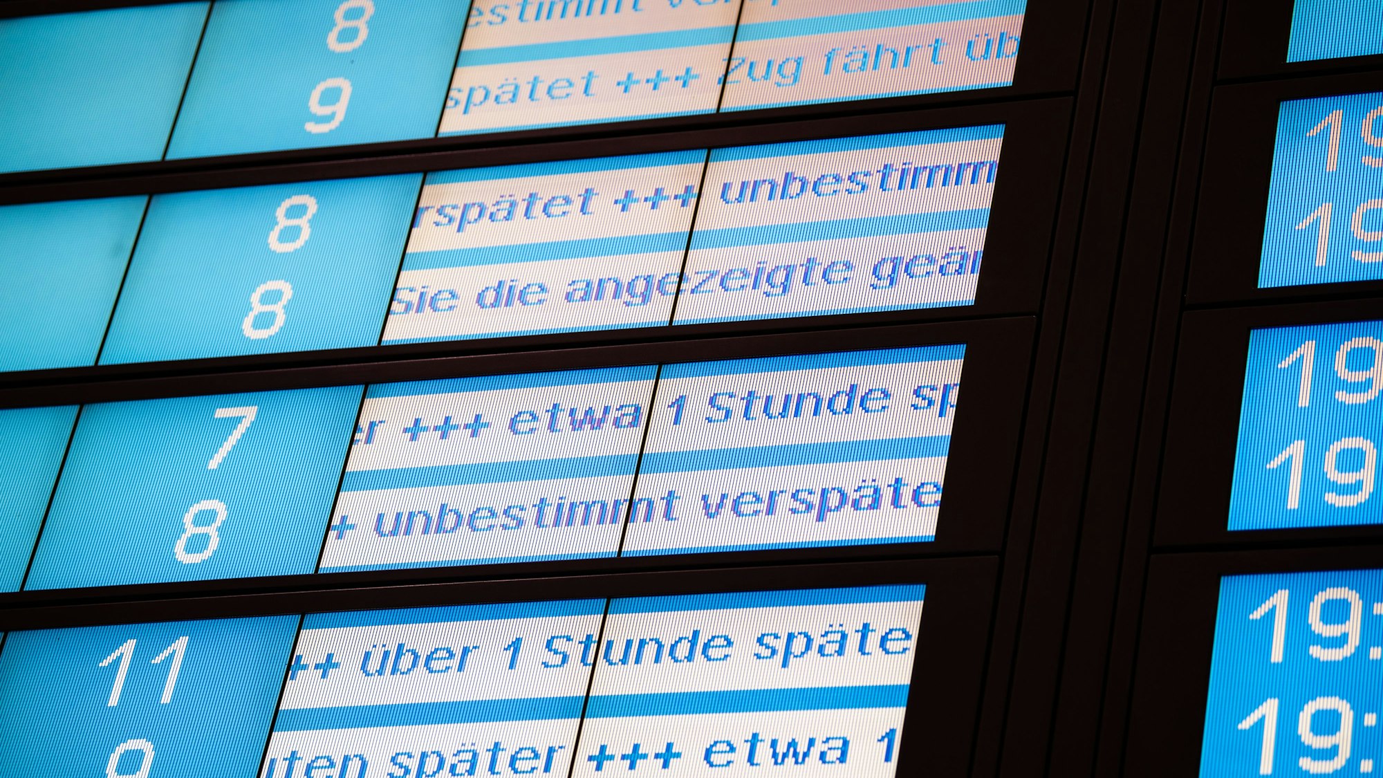 Eine Anzeigetafel zeigt den Hinweis auf Verspätungen im Bahnverkehr.
