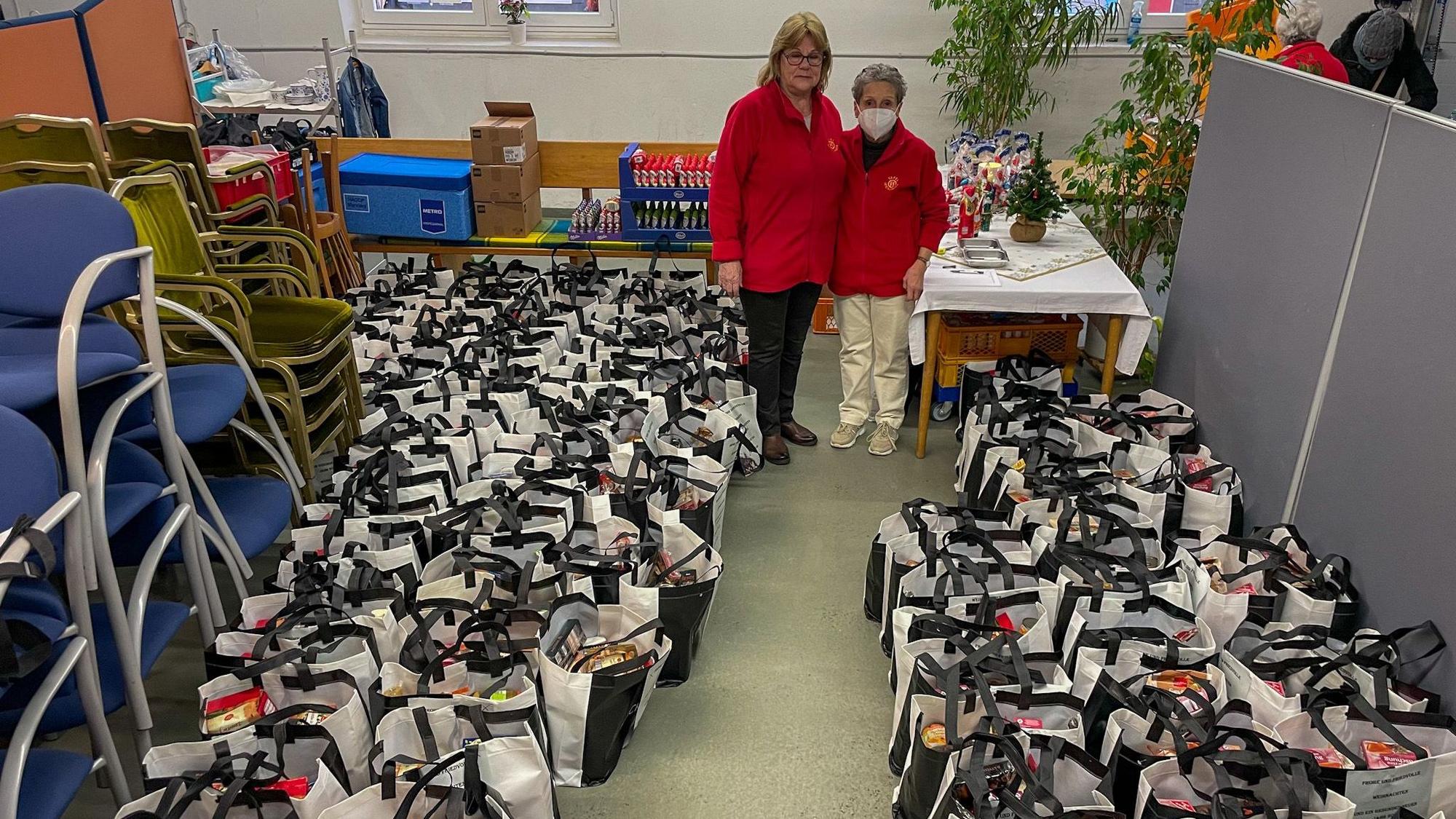 Das Tafelteam um Helga Paul (l.) packt auch in diesem Jahr wieder Weihnachtstüten für ihre Kundinnen und Kunden.