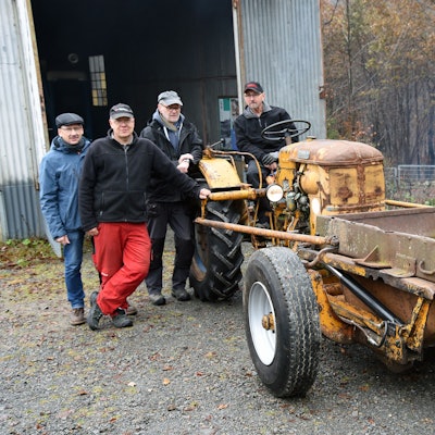 Das Foto zeigt einen "Robuster" - eine Baumaschine aus dem Jahr 1955, und vier Männer