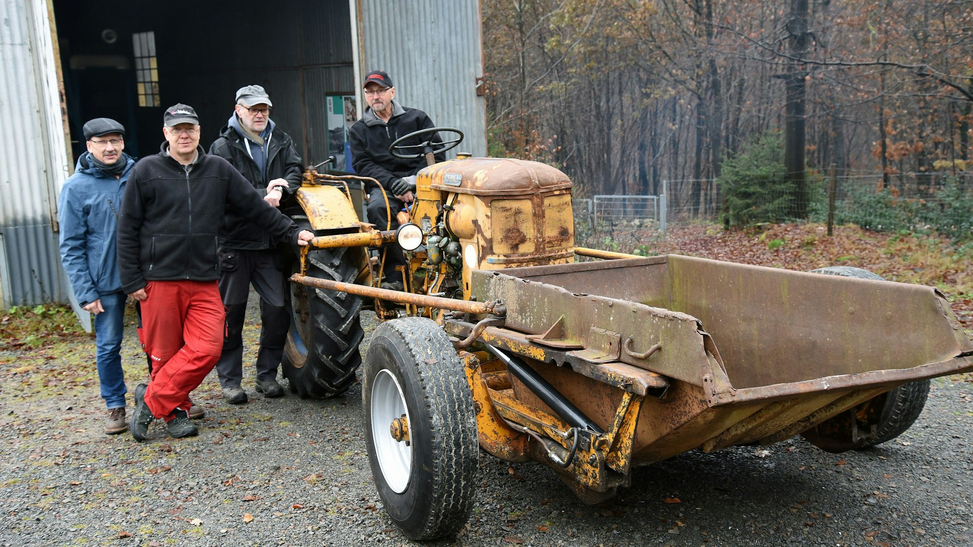 Das Foto zeigt einen "Robuster" - eine Baumaschine aus dem Jahr 1955, und vier Männer