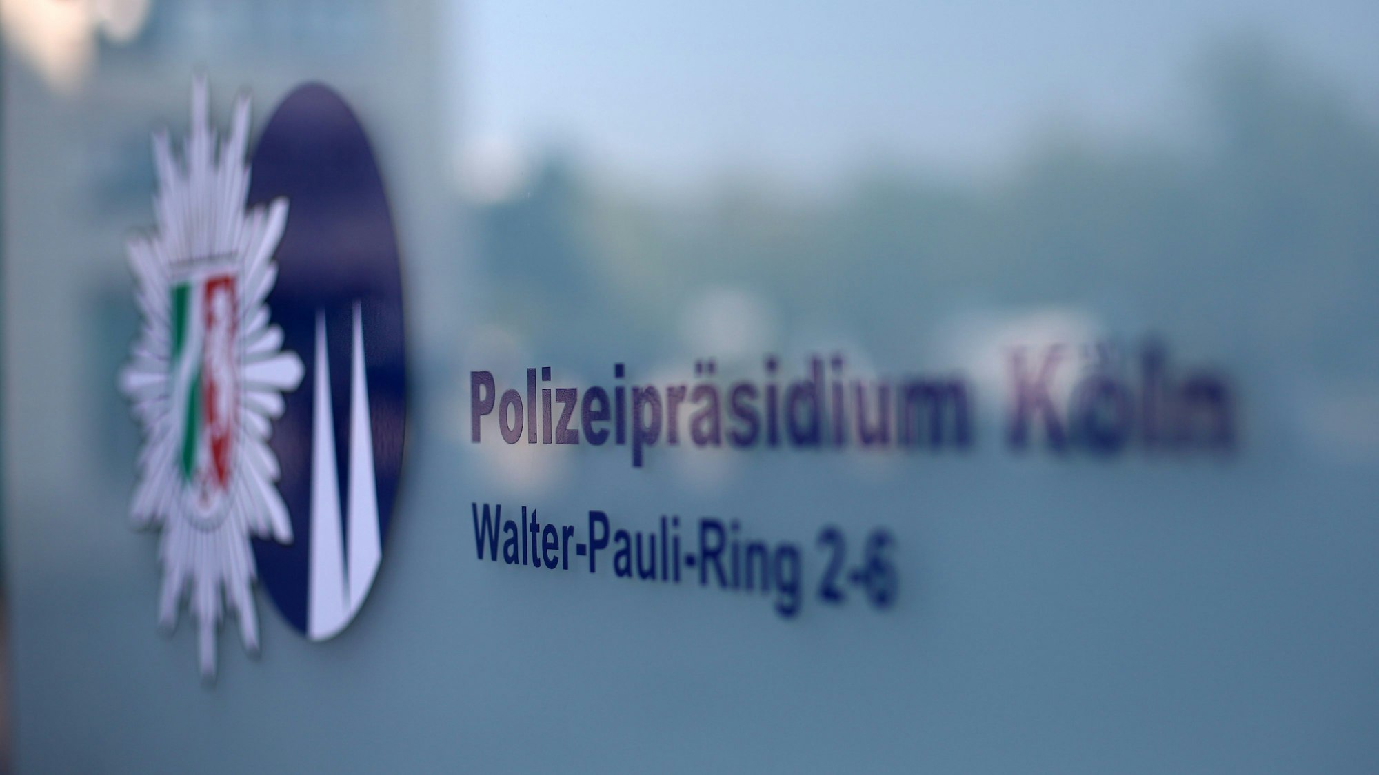 Schild des Polizeipräsidiums in Köln-Kalk (Symbolbild)