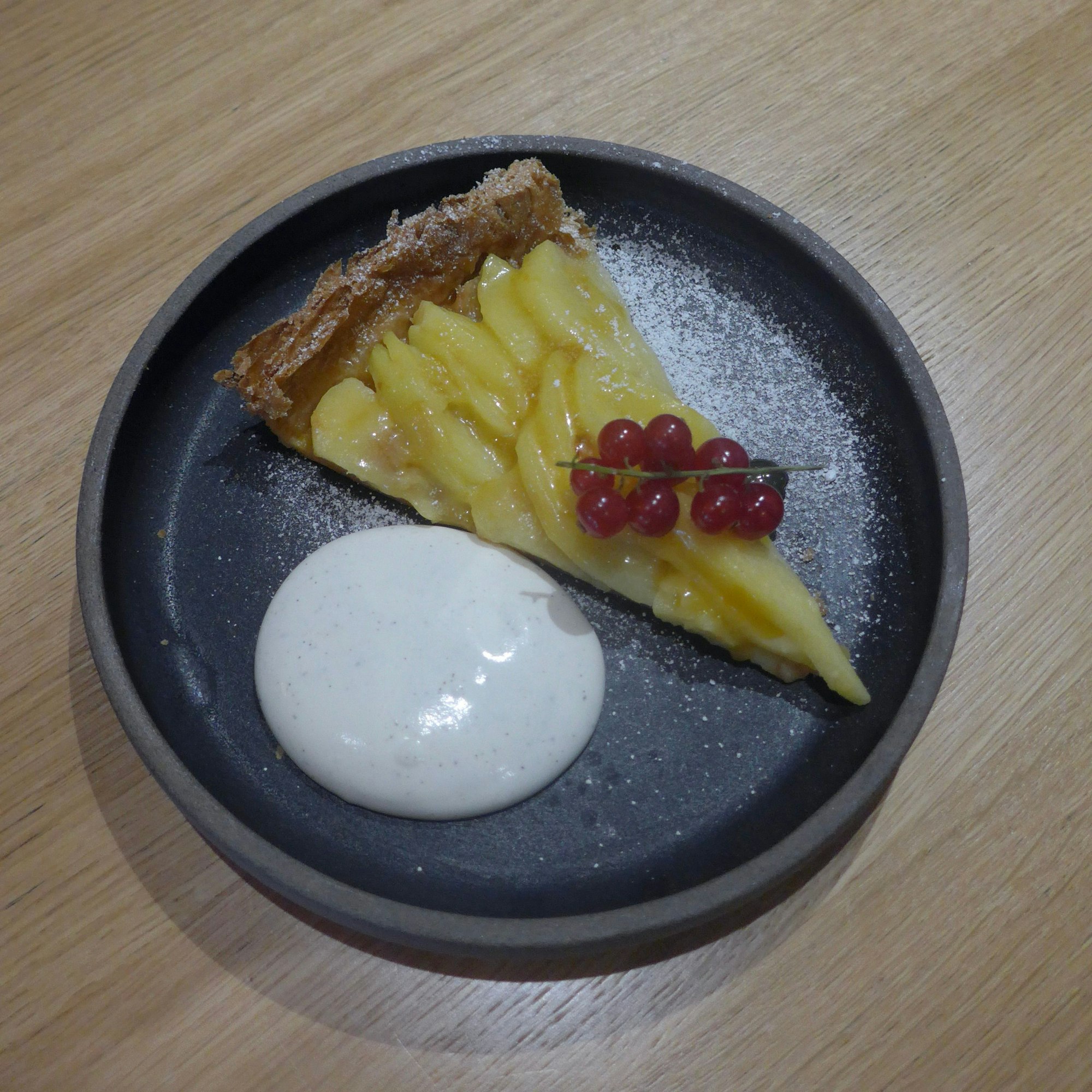 Das Bild zeigt das Dessert: Die Äpfel liegen auf einem Bett aus Blätterteig.