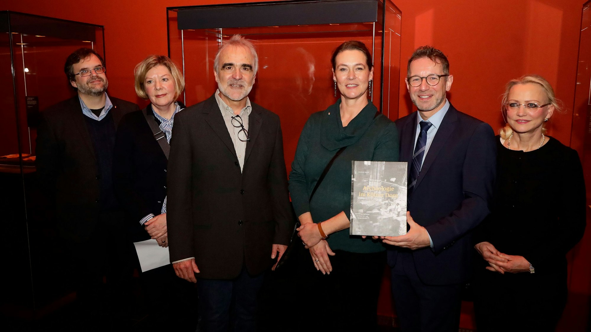 Zu sehen sind v.l.n.r: Matthias Deml (Pressesprecher Dombauhütte), Leonie Becks (Leiterin der Domschatzkammer), Ulrich Back (Autor), Ruth Stinnenbeck /Archäologin), Peter Füssenich (Dombaumeister) und Dorothea Hochkirchen.