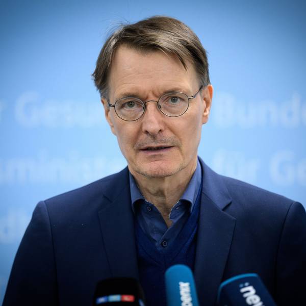ARCHIV - 27.09.2023, Berlin: Karl Lauterbach (SPD), Bundesminister für Gesundheit, äußert sich im Bundesministerium für Gesundheit anlässlich des Apothekertages zu seinen Plänen, wie die Arbeit von Apothekerinnen und Apotheker erleichtert und in strukturschwachen Gebieten besser honoriert werden soll. (zu "Das vermischte Jahr 2023 in Zitaten") Foto: Bernd von Jutrczenka/dpa +++ dpa-Bildfunk +++