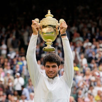 Carlos Alcaraz feiert mit seinem Pokal nach seinem Sieg.