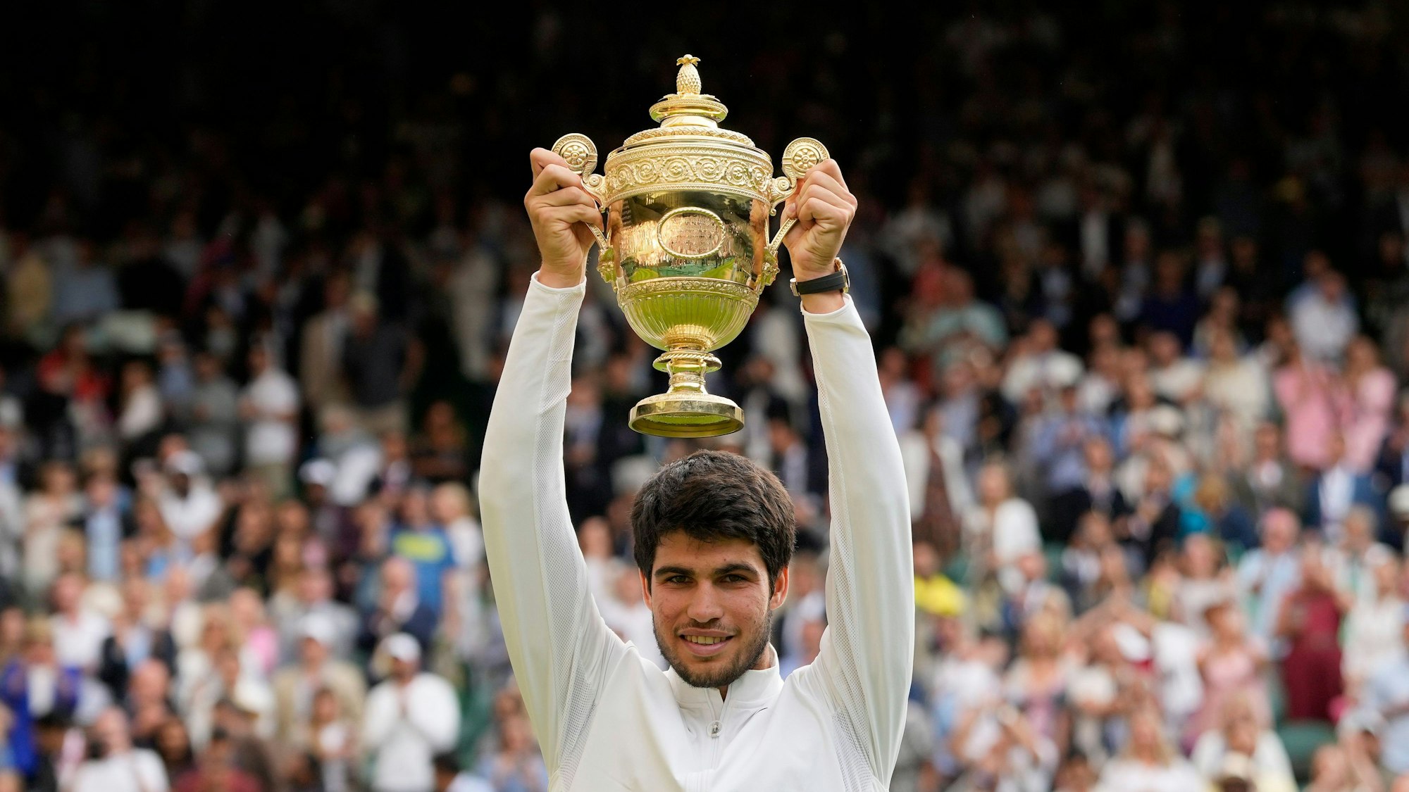 Carlos Alcaraz feiert mit seinem Pokal nach seinem Sieg.