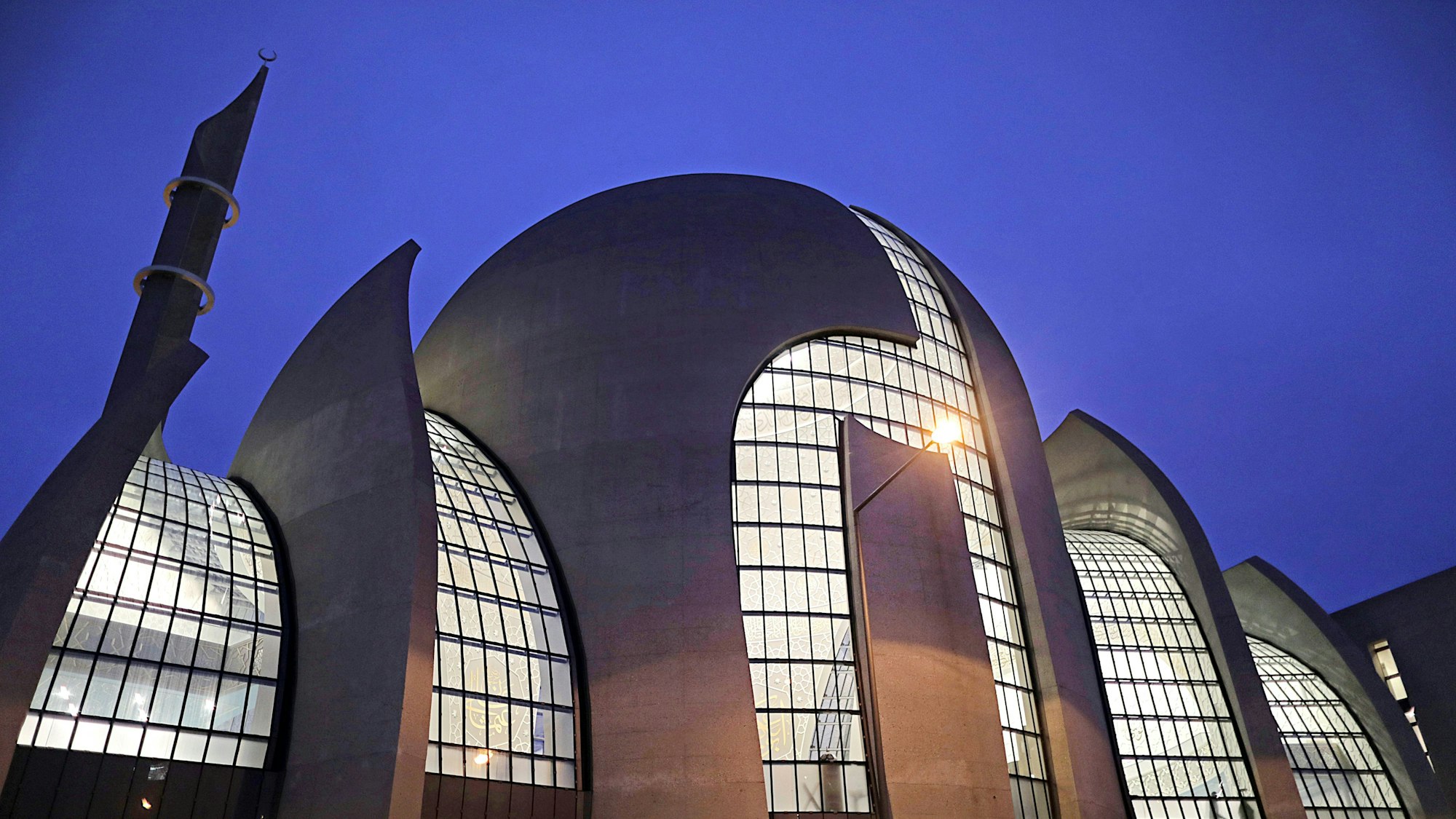 Die Ditib-Zentralmoschee in Köln. Die größte Islam-Dachorganisation in Deutschland will nach zugesagten Reformen und angekündigter Transparenz über neue Projekte informieren. In einer Pressekonferenz der Ditib in Köln soll es am Mittwoch um Entwicklungen auf Bundes- und Landesebene sowie um die Imam-Ausbildung gehen.