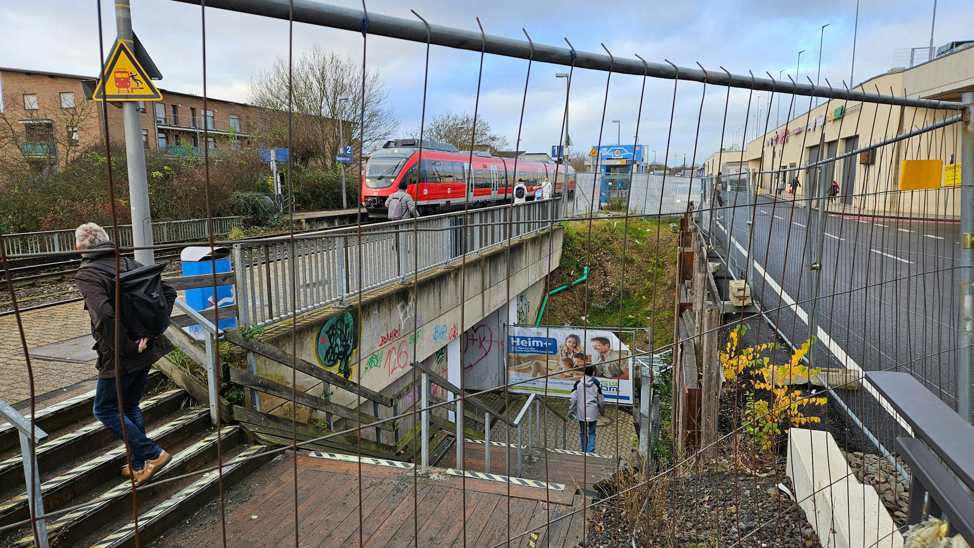 Eine Treppe, die zu einem Bahnsteig führt, ist teils von einem Bauzaun umgeben.
