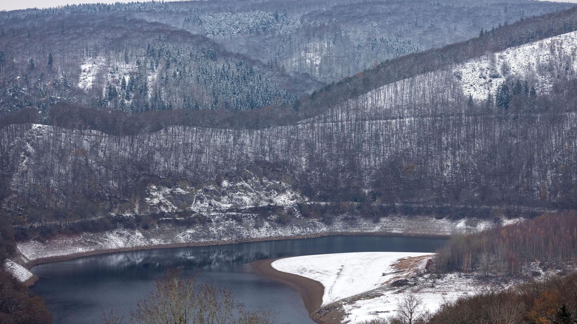 Blick auf den winterlichen Rursee in der Eifel.