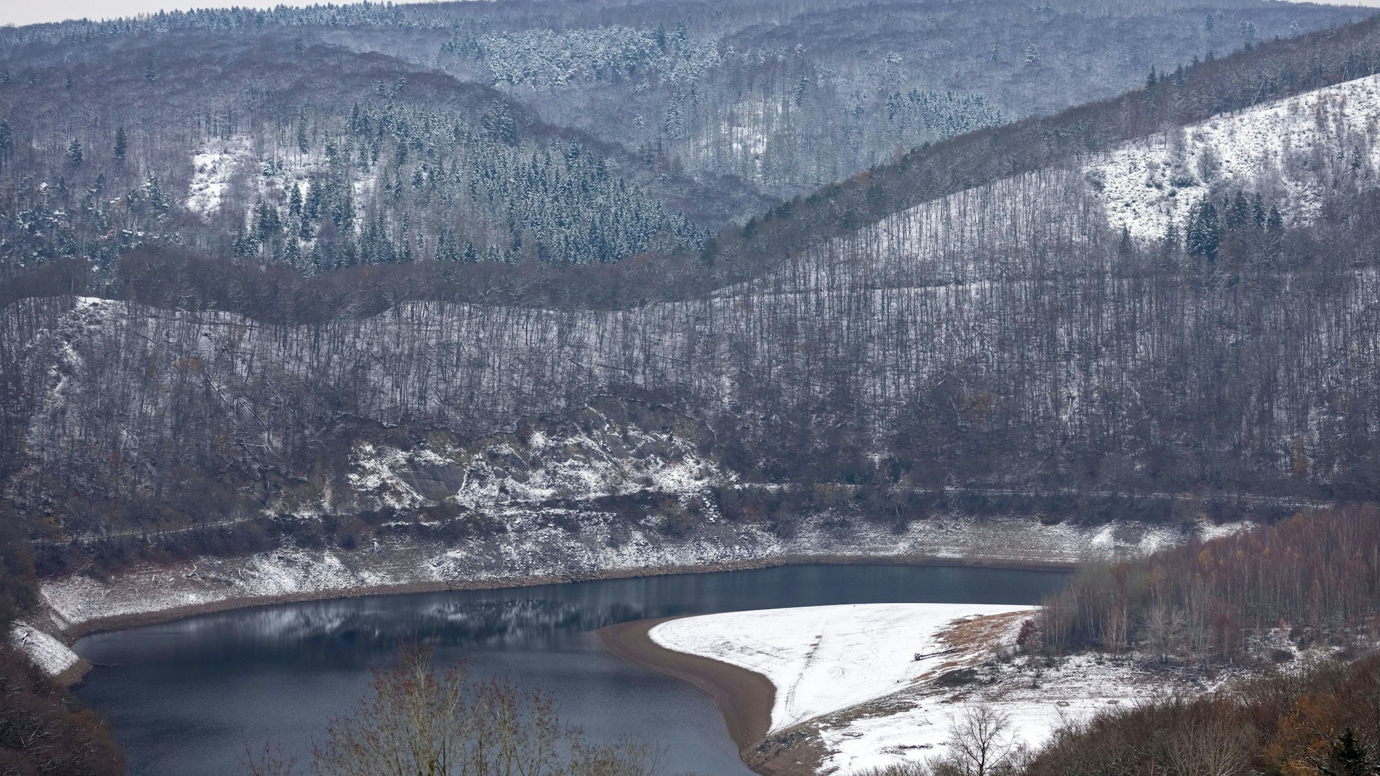 Blick auf den winterlichen Rursee in der Eifel.