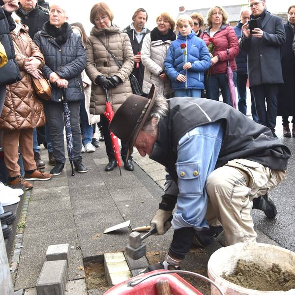 Der Künstler Gunter Demnig hat in Elsdorf Stolpersteine verlegt.
