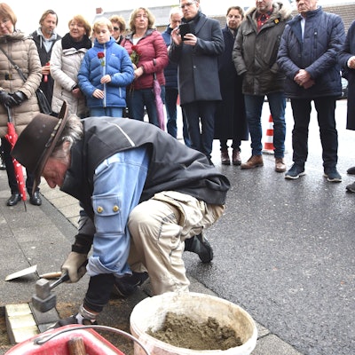 Der Künstler Gunter Demnig hat in Elsdorf Stolpersteine verlegt.