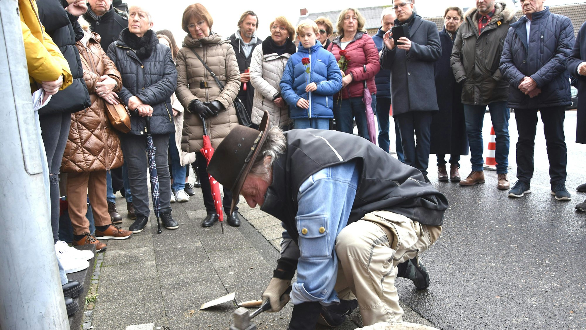 Der Künstler Gunter Demnig hat in Elsdorf Stolpersteine verlegt.