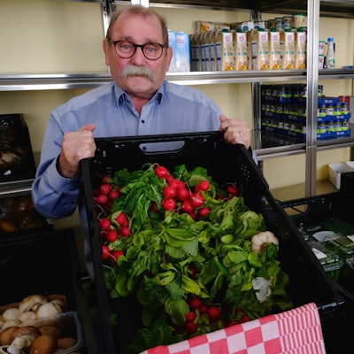 Wolfgang Weilerswist mit einer Gemüsekiste voller Radieschen in den Räumen der Mechernicher Tafel.