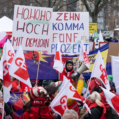 Teilnehmer einer Kundgebung der Bildungsgewerkschaft GEW