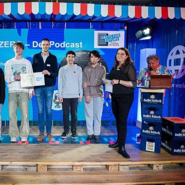 Einen Preis gab es für den Podcast „Beyond Zero“, Lehrer Marc Büssing vom Gymnasium Frechen nahm den Preis mit seinen Schülerinnen und Schülern entgegen. Jurorin Alexandra Habicher (2. von r.) las die Würdigung der Jury vor.