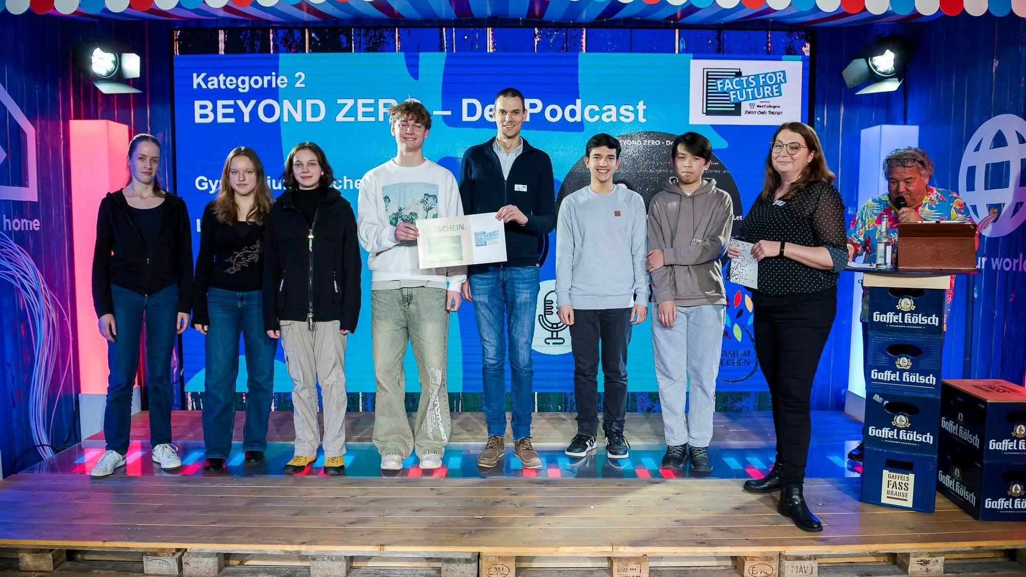 Einen Preis gab es für den Podcast „Beyond Zero“, Lehrer Marc Büssing vom Gymnasium Frechen nahm den Preis mit seinen Schülerinnen und Schülern entgegen. Jurorin Alexandra Habicher (2. von r.) las die Würdigung der Jury vor.
