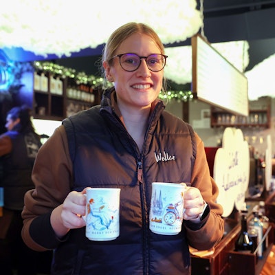 Annika Müller hält zwei Tassen Glühwein in der Hand.
