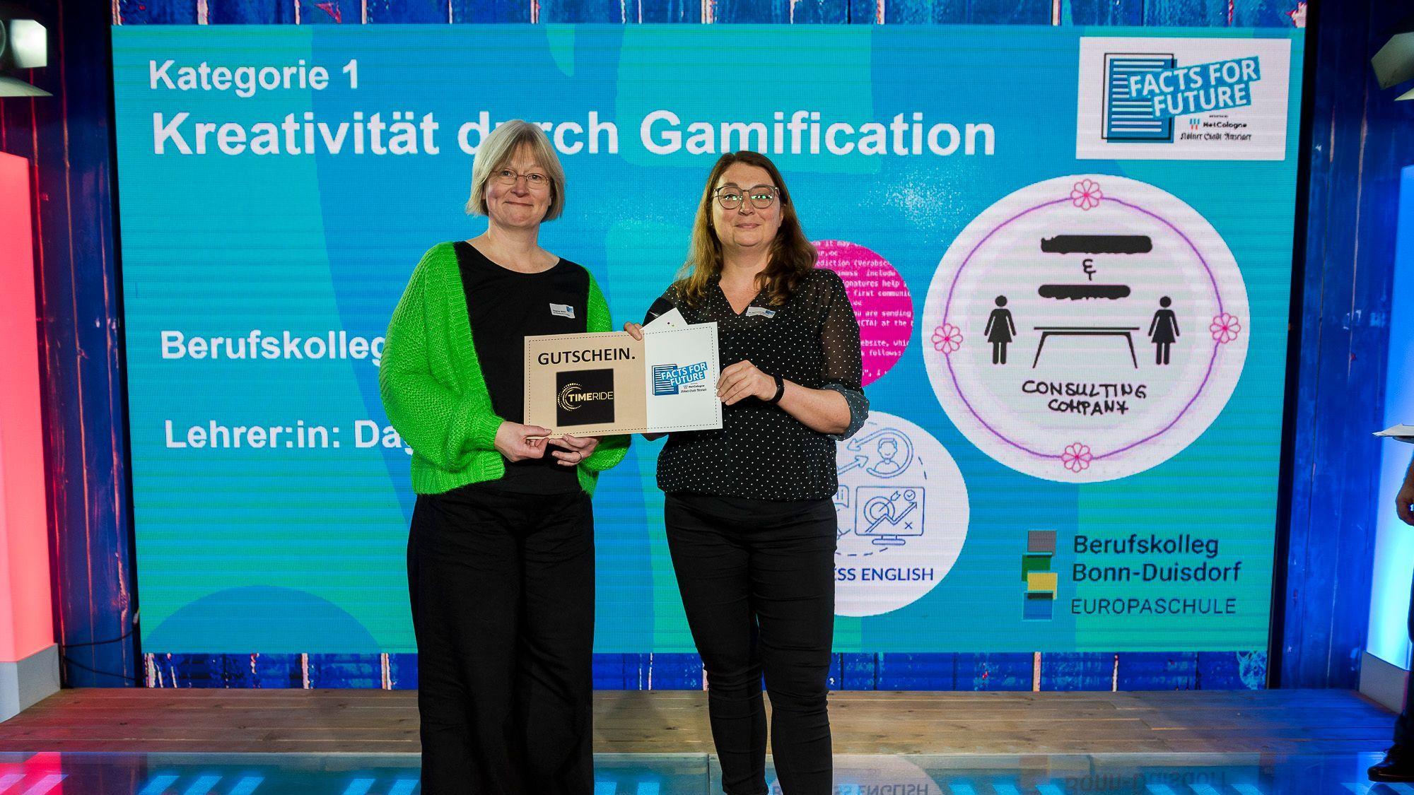 Lehrerin Dagmar Bizer vom Berufskolleg Bonn nahm den Preis für ihr Projekt „Kreativität durch Gamification“ entgegen. Rechts: Jurorin Alexandra Habicher.