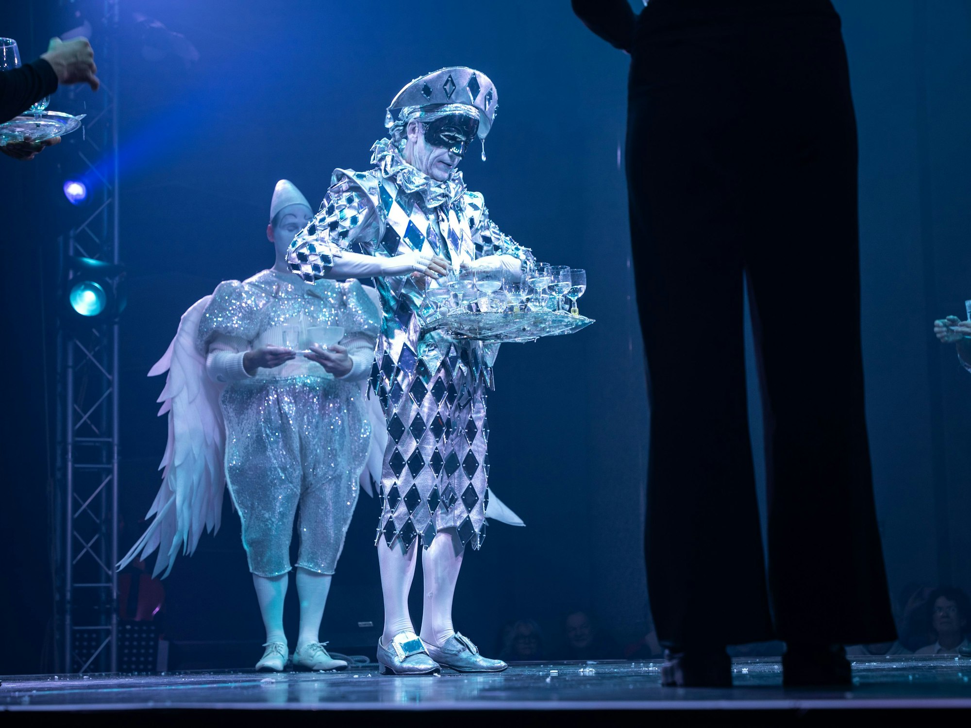 Christoph Müller alias Kristalleon spielt auf seinen Gläsern.