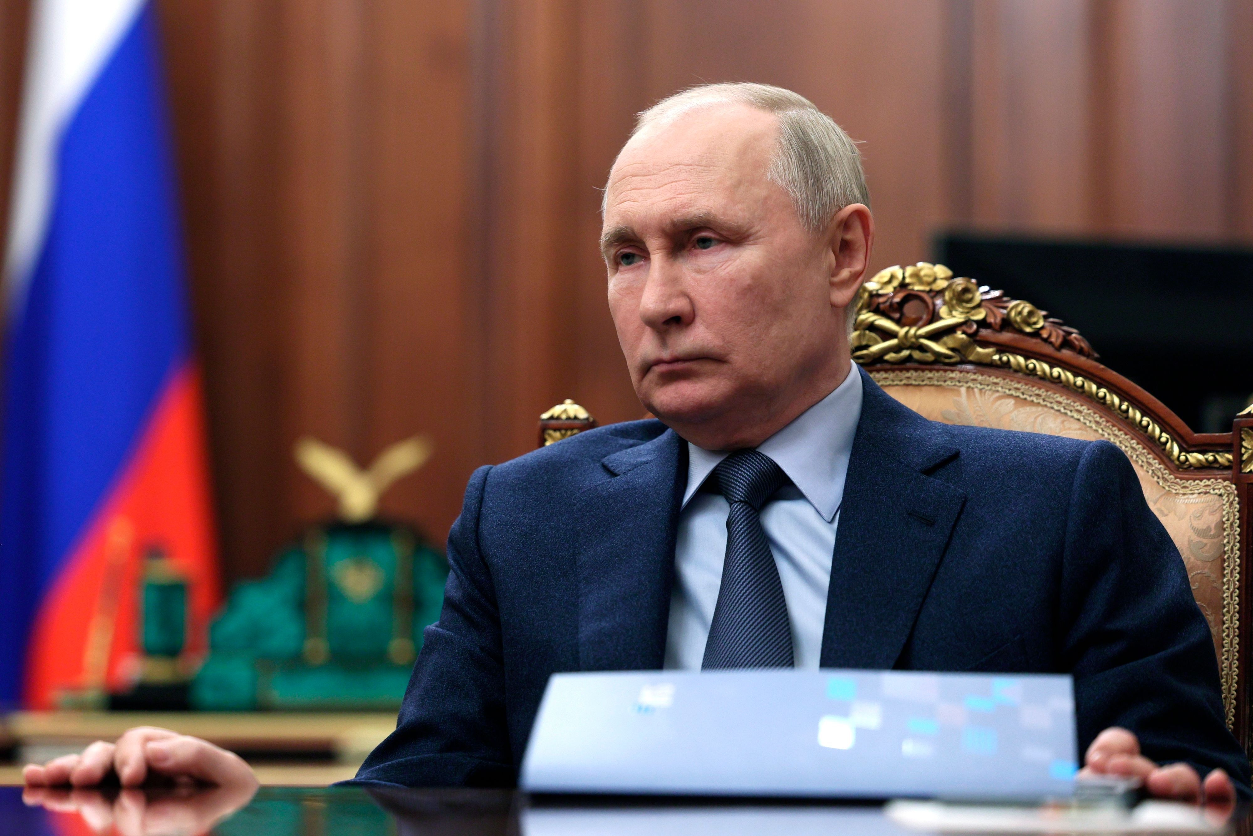 Auf diesem von der staatlichen russischen Nachrichtenagentur Sputnik via AP veröffentlichten Foto nimmt Wladimir Putin, Präsident von Russland, an einem Treffen mit dem Vorstandsvorsitzenden der VTB Bank Kostin teil.