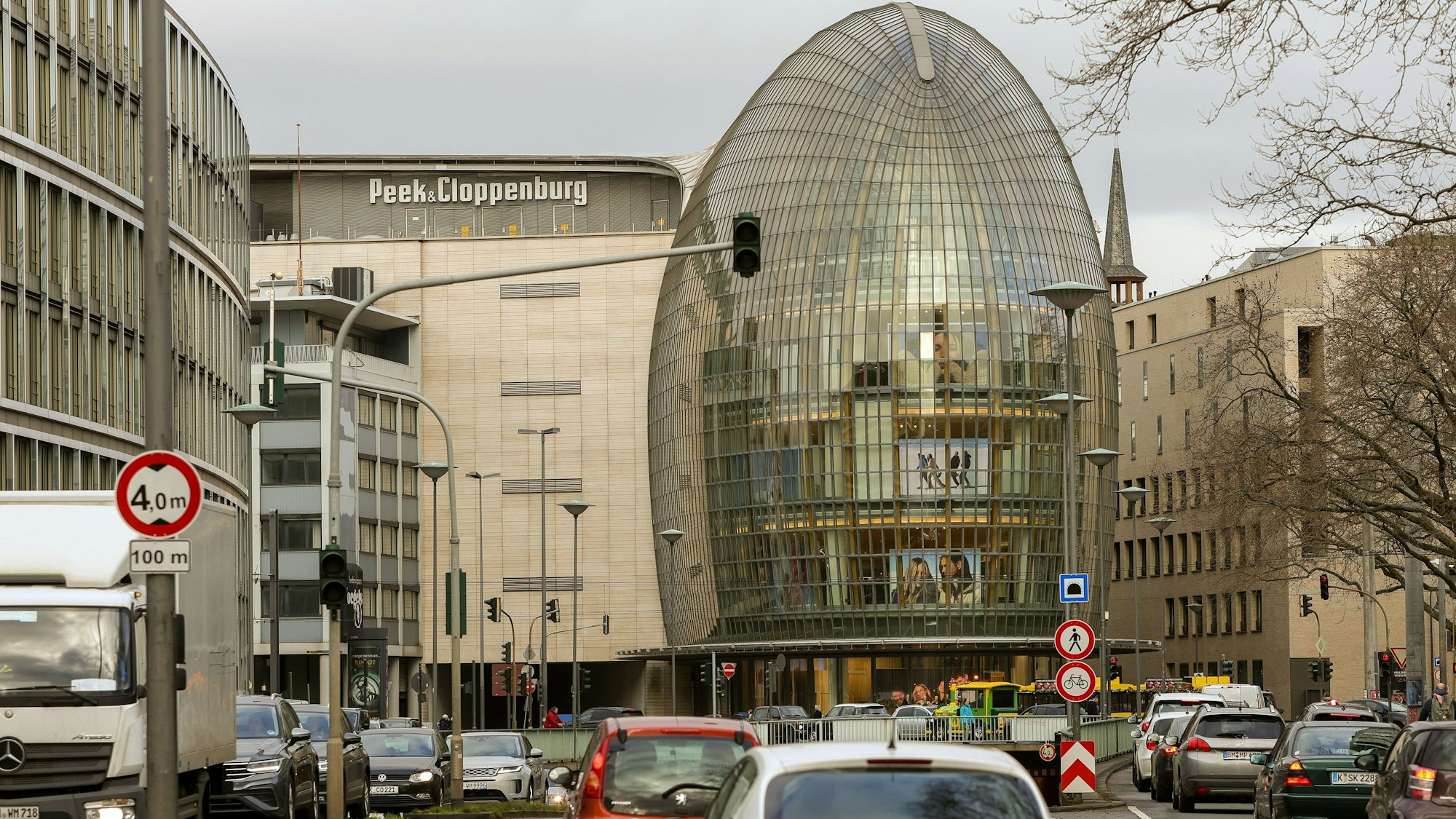 Auch zur Nord-Süd-Fahrt hin prägt das Gebäude das Stadtbild.