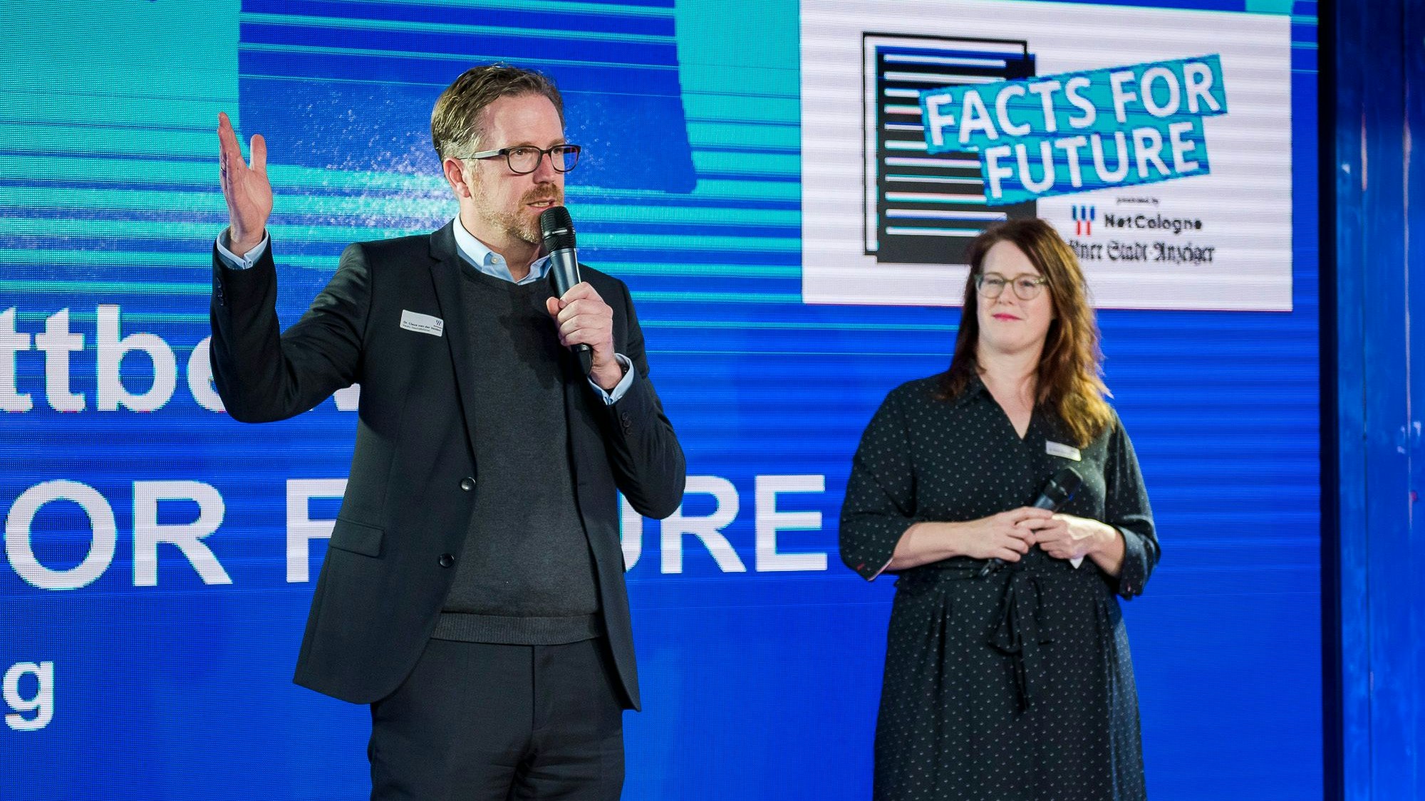 Netcologne-Geschäftsführer Claus van der Velden bei der Begrüßung mit Sarah Brasack, stellvertretende Chefredakteurin des „Kölner Stadt-Anzeiger“.