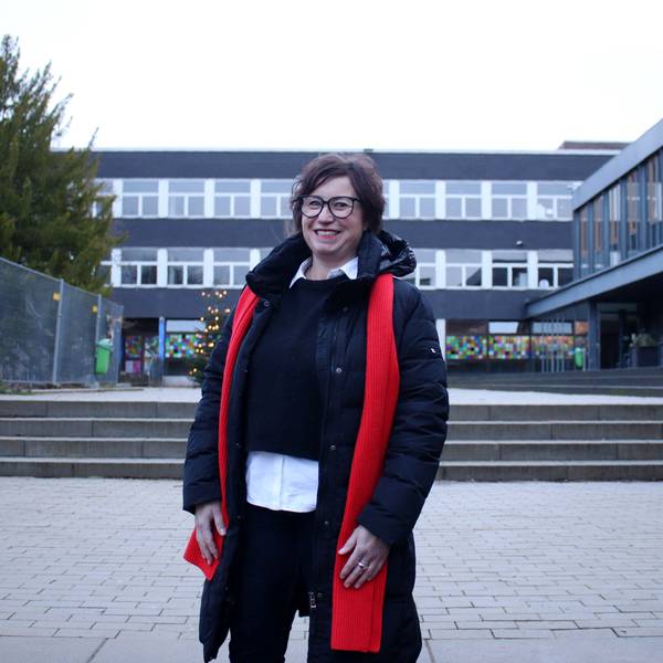 Alexandra Kühne, stellvertretende Vorsitzende der Schulpflegschaft, steht lächelnd auf dem Schulhof des St.-Angela-Gymnasiums.