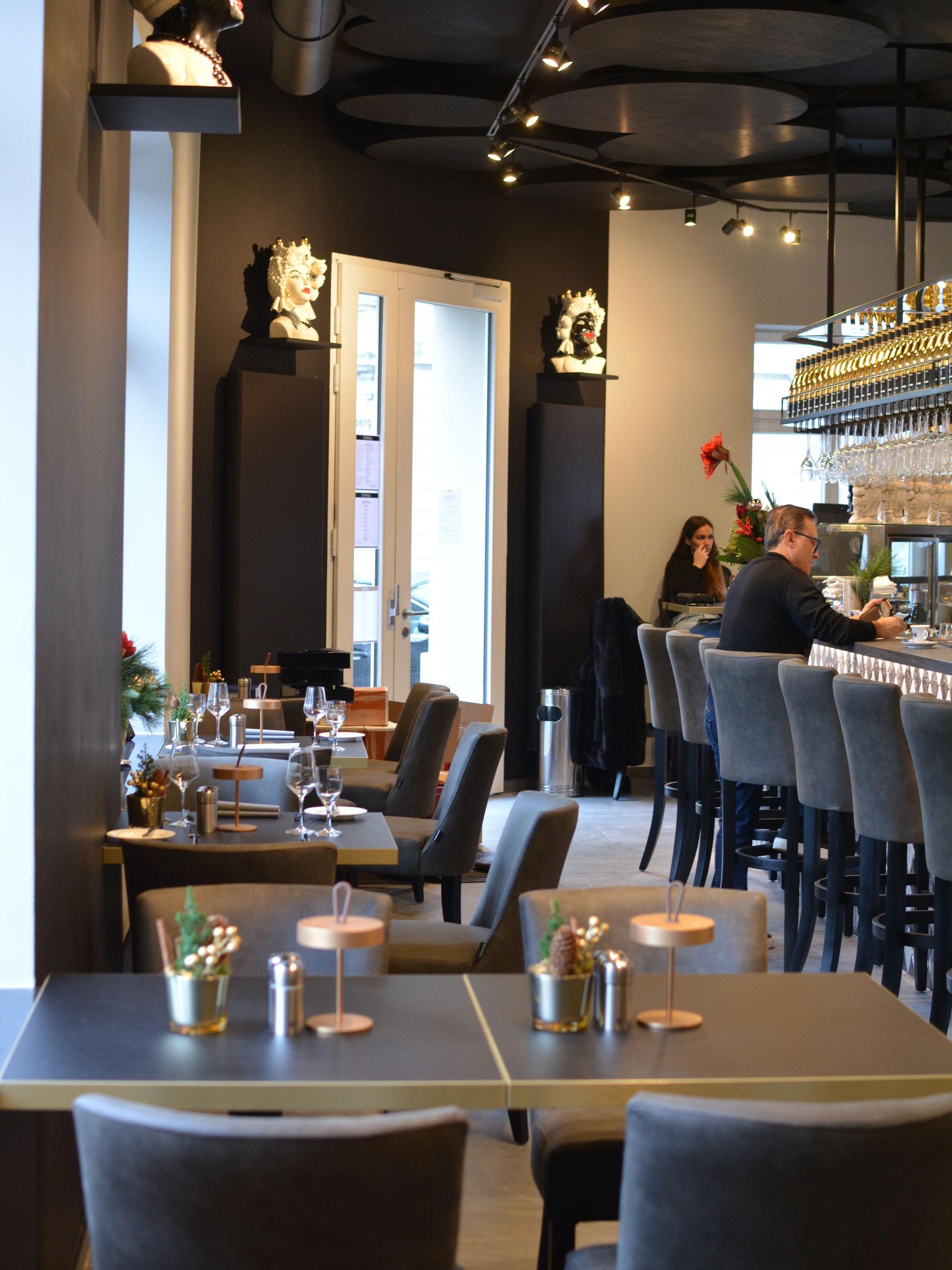 Blick ins neue Fioretto im Kölner Agnesviertel: Die Wände sind dunkel gestrichen, die Stühle samt-grau.