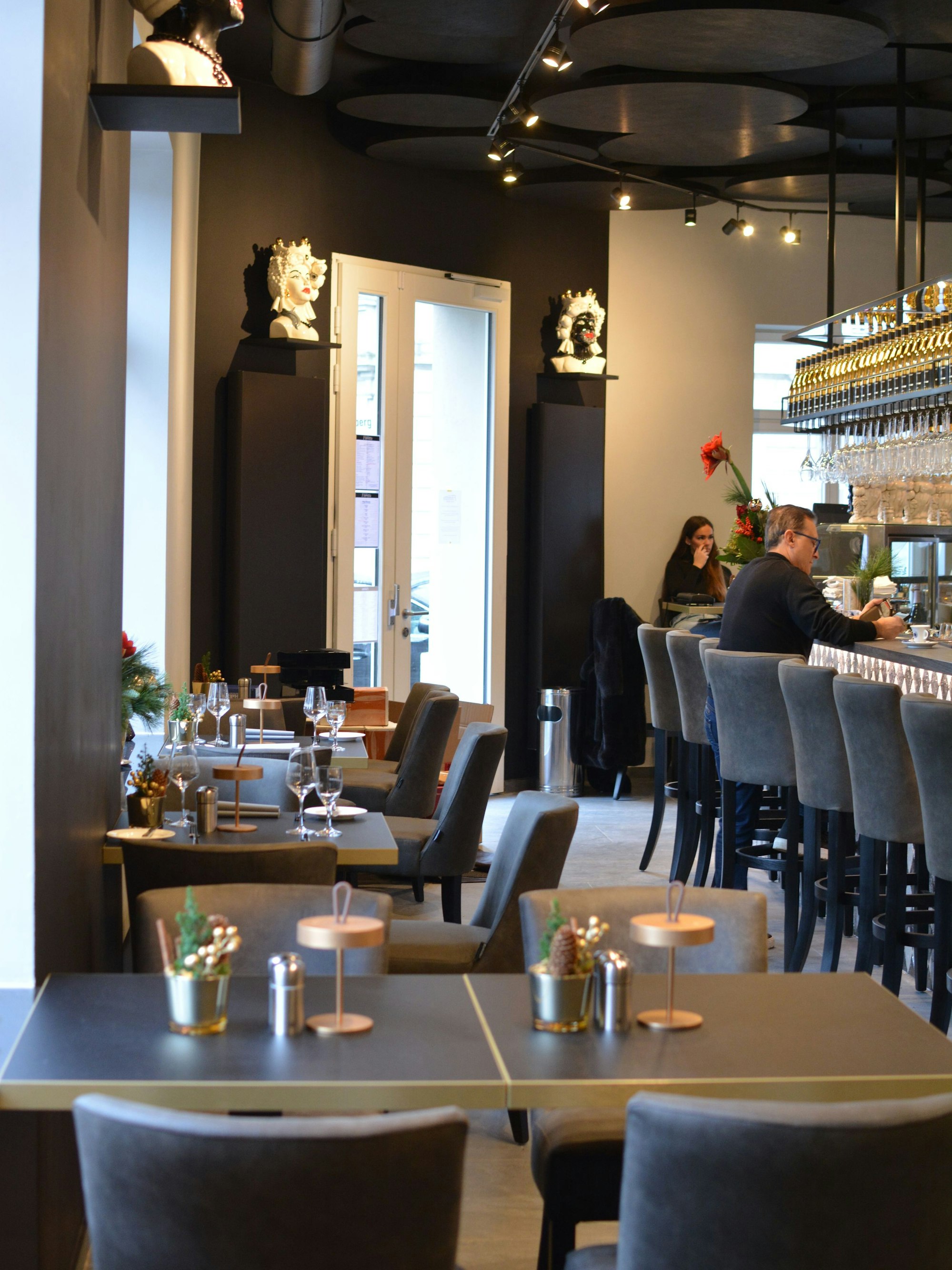 Blick ins neue Fioretto im Kölner Agnesviertel: Die Wände sind dunkel gestrichen, die Stühle samt-grau.