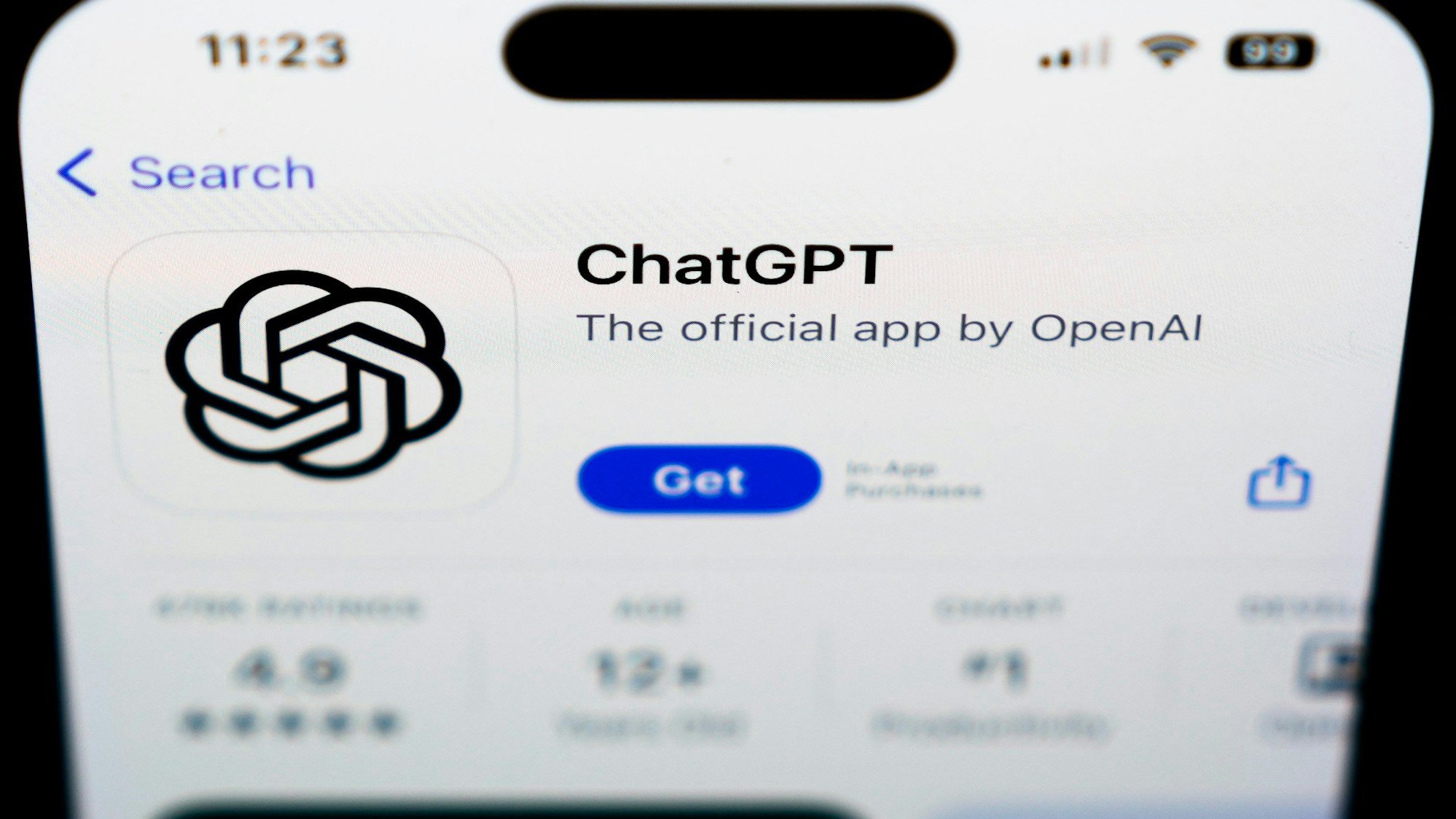 06.12.2023, USA, West Chester: Ein Logo von ChapGPT, offizielle App von OpenAI ist auf einem Smartphone zu sehen. ChatGPT war der Katalysator für ein Jahr voller KI-Fanfaren. Der Chatbot vermittelte der Welt einen Eindruck von den jüngsten Fortschritten in der Informatik, auch wenn nicht jeder herausfand, wie er funktioniert oder was man mit ihm machen kann. Foto: Matt Rourke/AP +++ dpa-Bildfunk +++