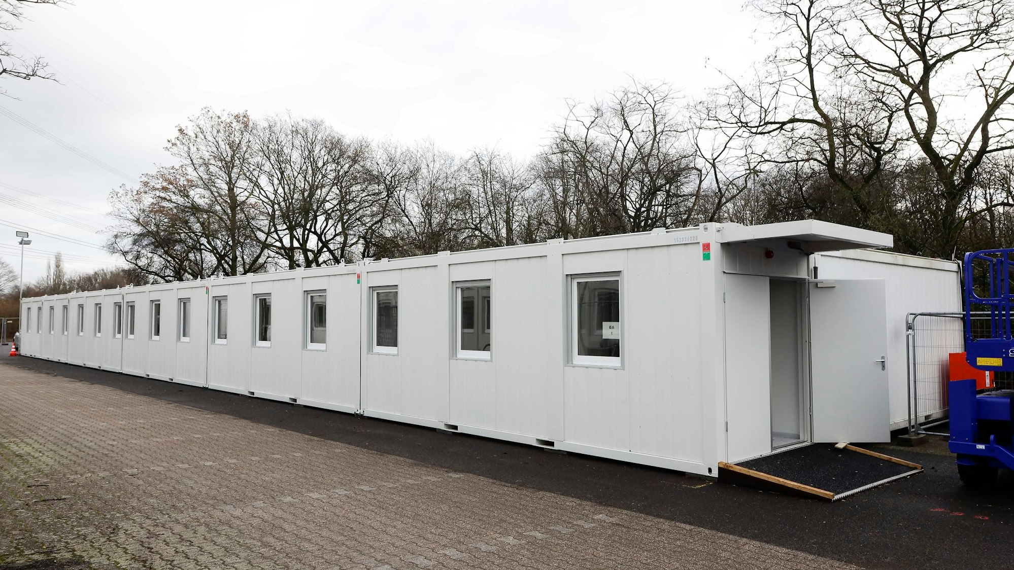 Zu sehen ist ein Wohnblock einer Geflüchtetenunterkunft in Köln-Fühlingen.