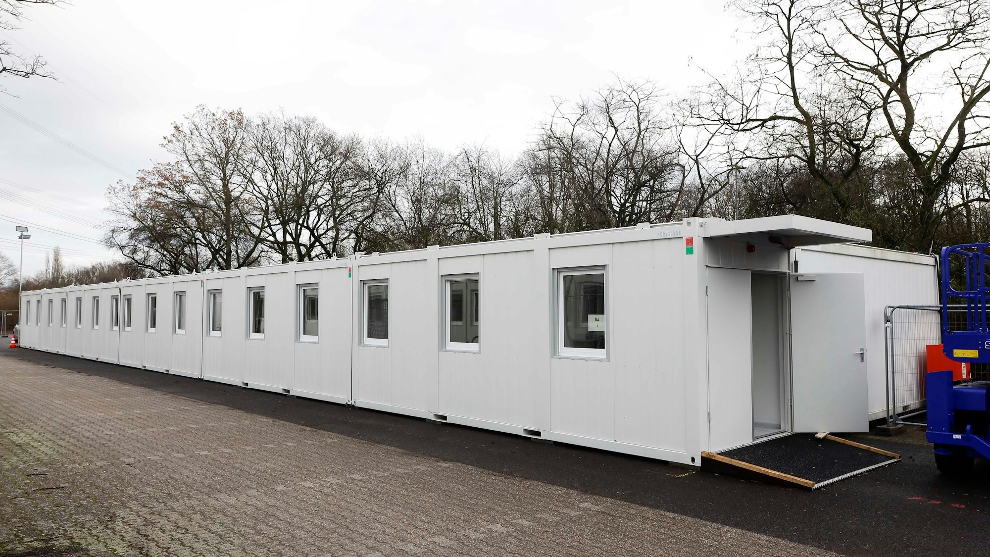 Zu sehen ist ein Wohnblock einer Geflüchtetenunterkunft in Köln-Fühlingen.