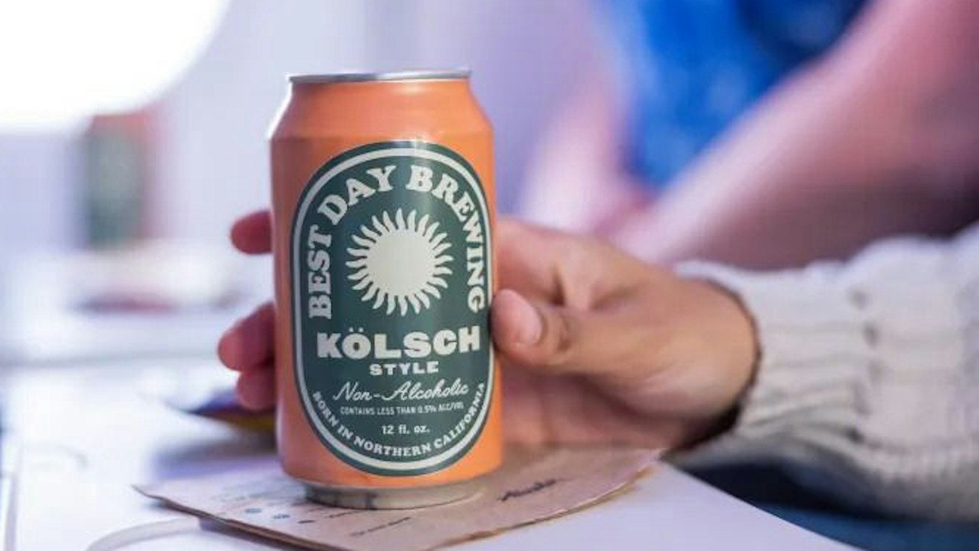 Das alkoholfreie Kölsch der US-Brauerei Best Day Brewing aus dem Bundesstaat Kalifornien wird künftig von der Fluggesellschaft Alaska Airlines angeboten.