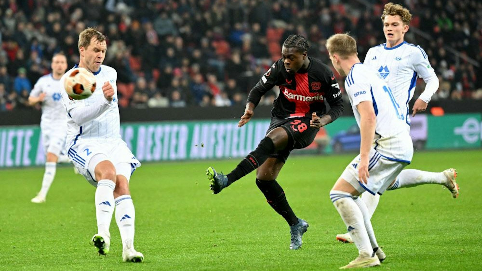 Ken Izekor ist nun jüngster Pflichtspieldebütant der Werkself