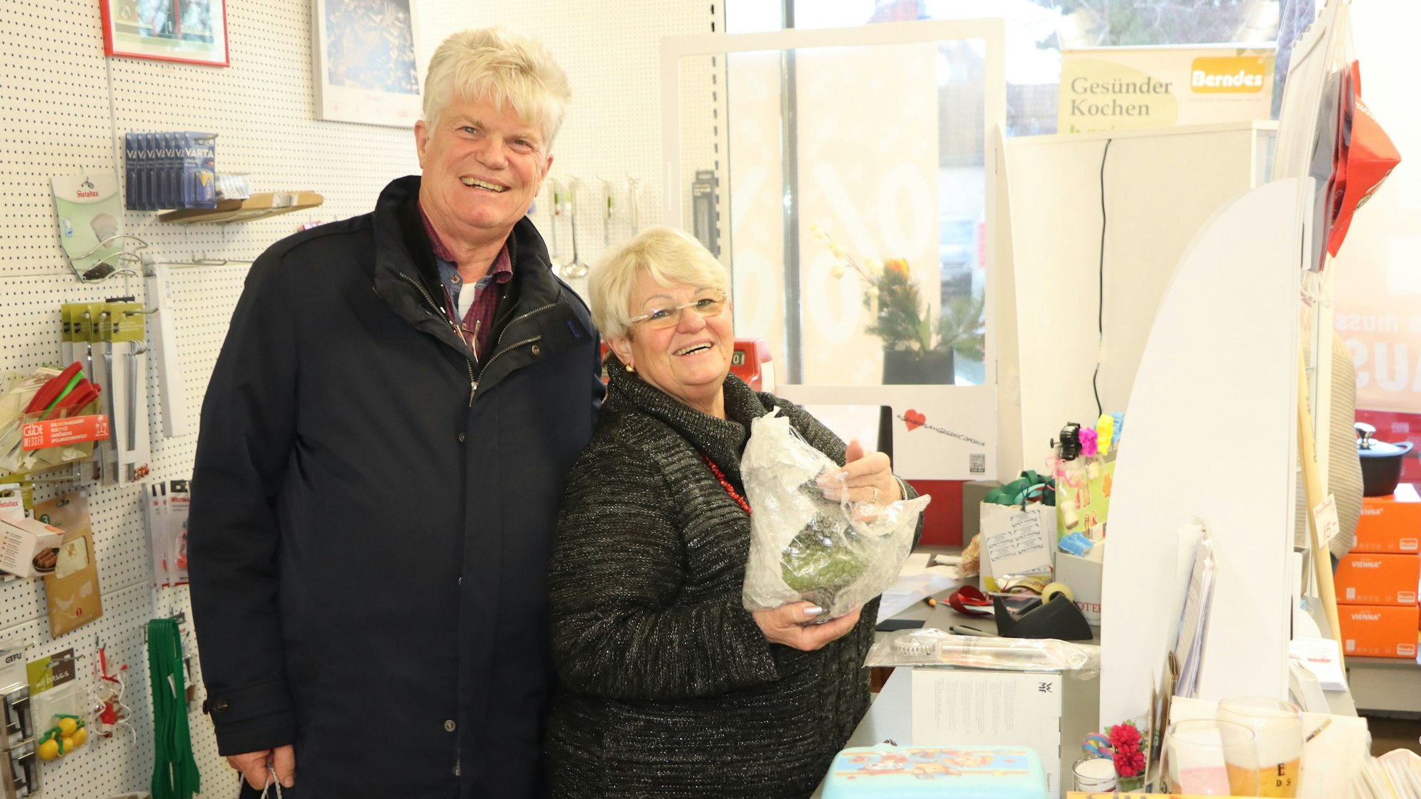 Ein älteres Ehepaar in seinem Geschäft.