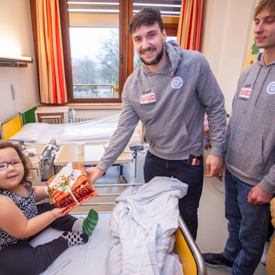 VfL-Torhüter Daniel Rebmann überreichte im Beisein von Mathis Häseler der sechsjährigen Remima das Geschenk.