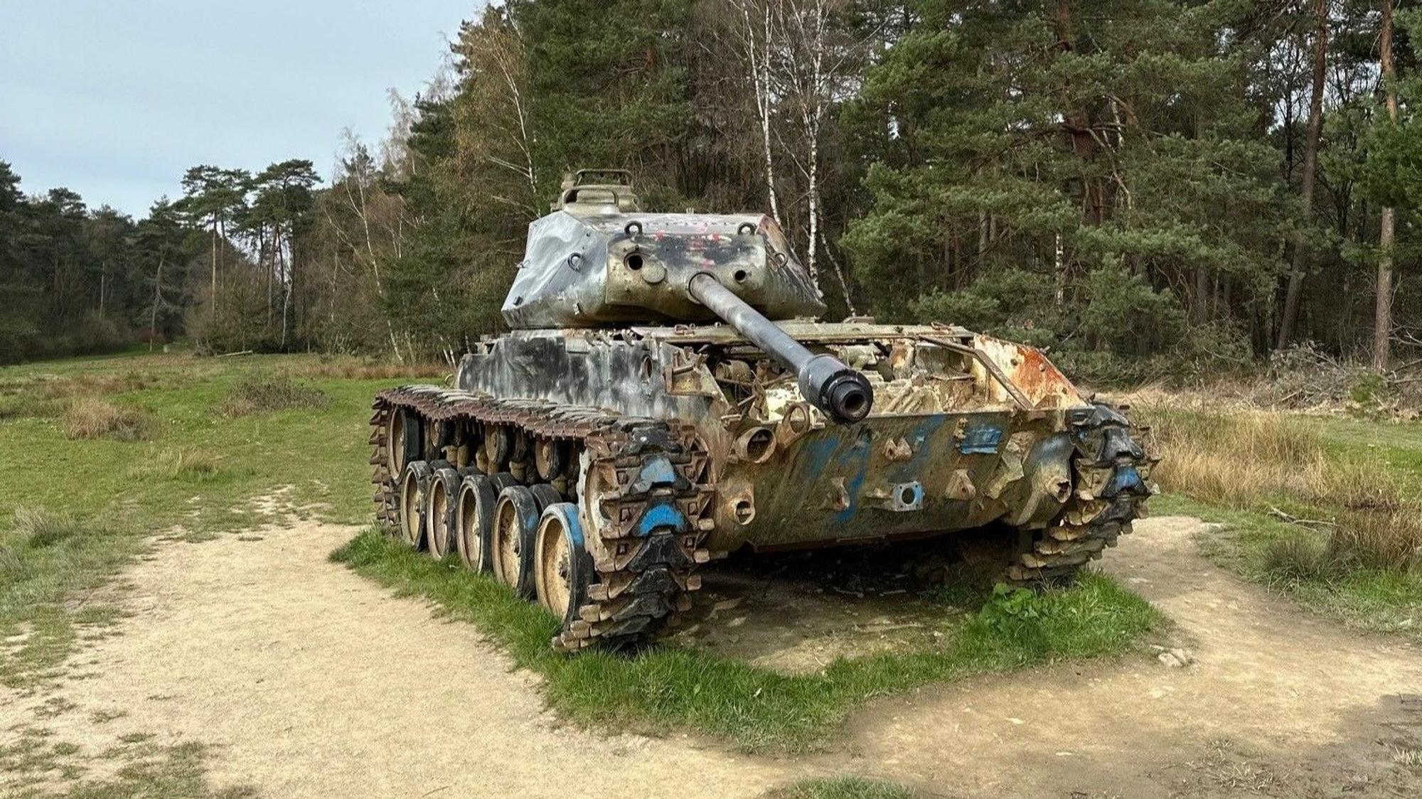 Düsterer Anblick: Einer der alten Kampfpanzer im Brander Wald.