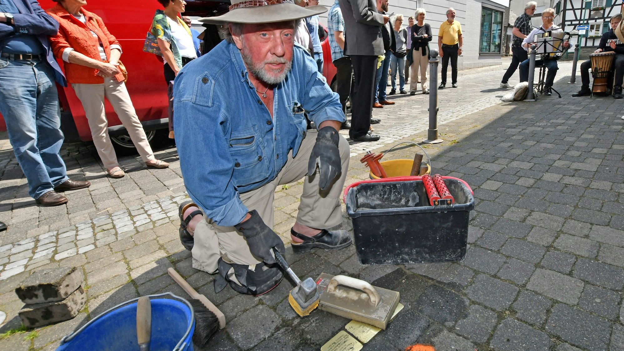 Der Künstler Gunter Demnig verlegte im Mai 2018 erste Stolpersteine im Stadtzentrum von Waldbröl. Bald sollen dort drei weitere Steine an die Schicksale jüdischer Menschen erinnern.