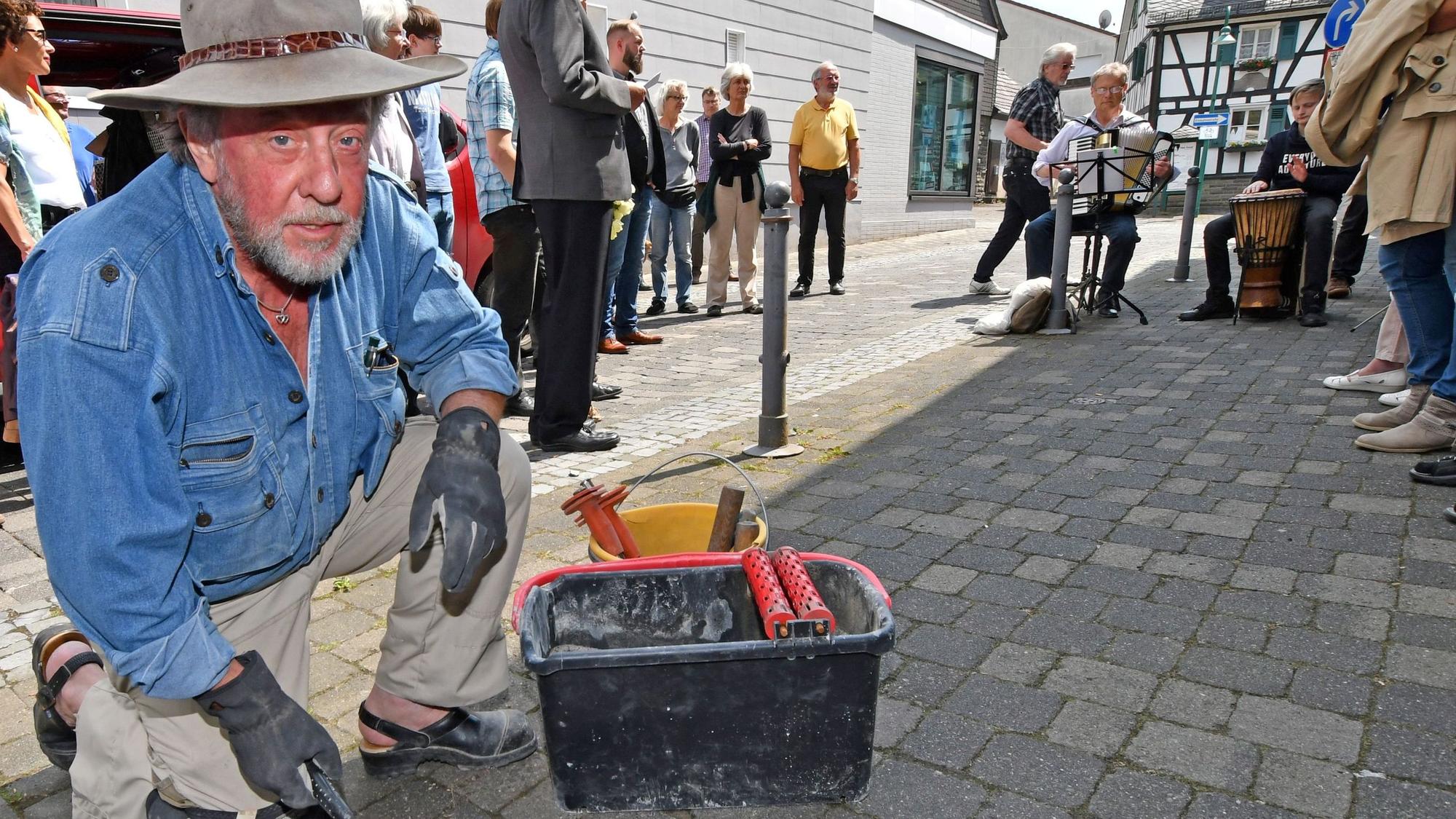 Im Mai 2018 hat der Künstler Gunter Demnig an der Querstraße (im Foto) und an der Hochstraße in Waldbröl die ersten Stolpersteine ins Pflaster gebracht. Im kommenden Jahr sollen weitere folgen. Unser Foto zeigt 74-jährigen Demnig bei der Arbeit damals.