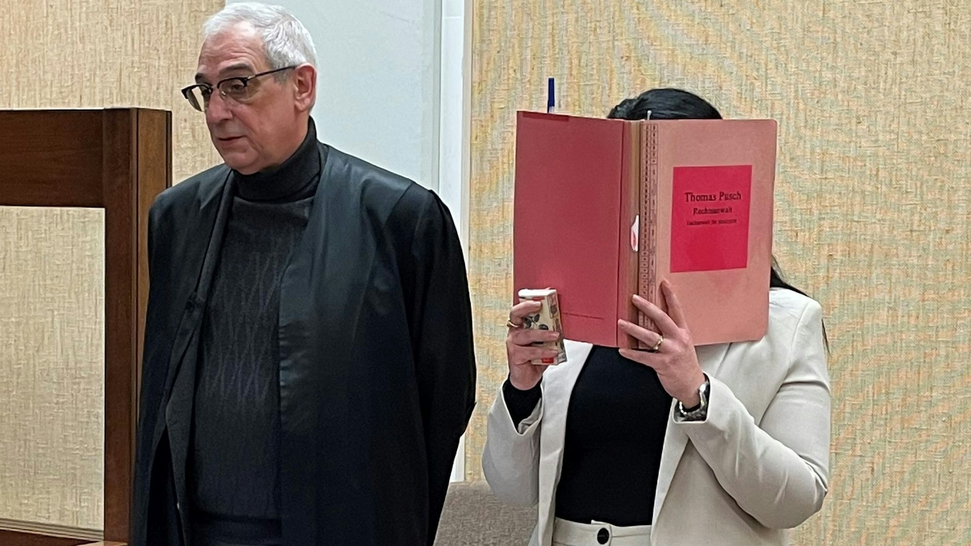 Die Angeklagte mit ihrem Verteidiger Thomas Pusch beim Prozessauftakt im Landgericht Köln