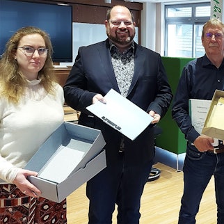 Eine Frau und vier Männer halten Schachteln mit Material aus dem Blankenheimer Gemeindearchiv in den Händen.