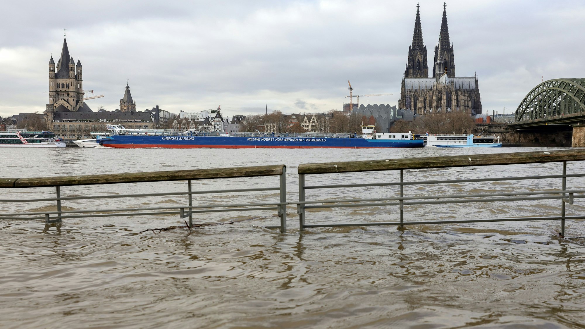Der Rhein in Köln bei einem Pegelstand von ca. 6,39 Meter.