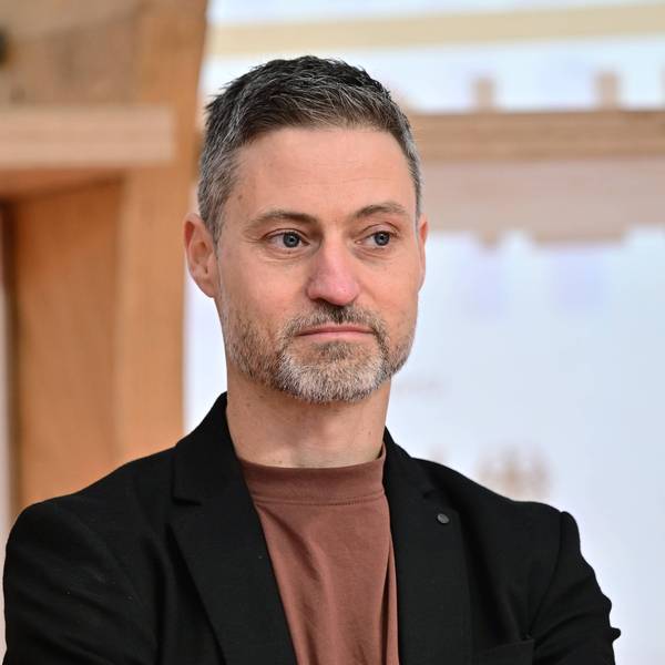 Meron Mendel, Direktor der Bildungsstaette Anne Frank, bei einer Diskussionsrunde mit israelischen Autoren zum Nahostkrieg während der Frankfurter Buchmesse. Foto vom 18.10.2023.