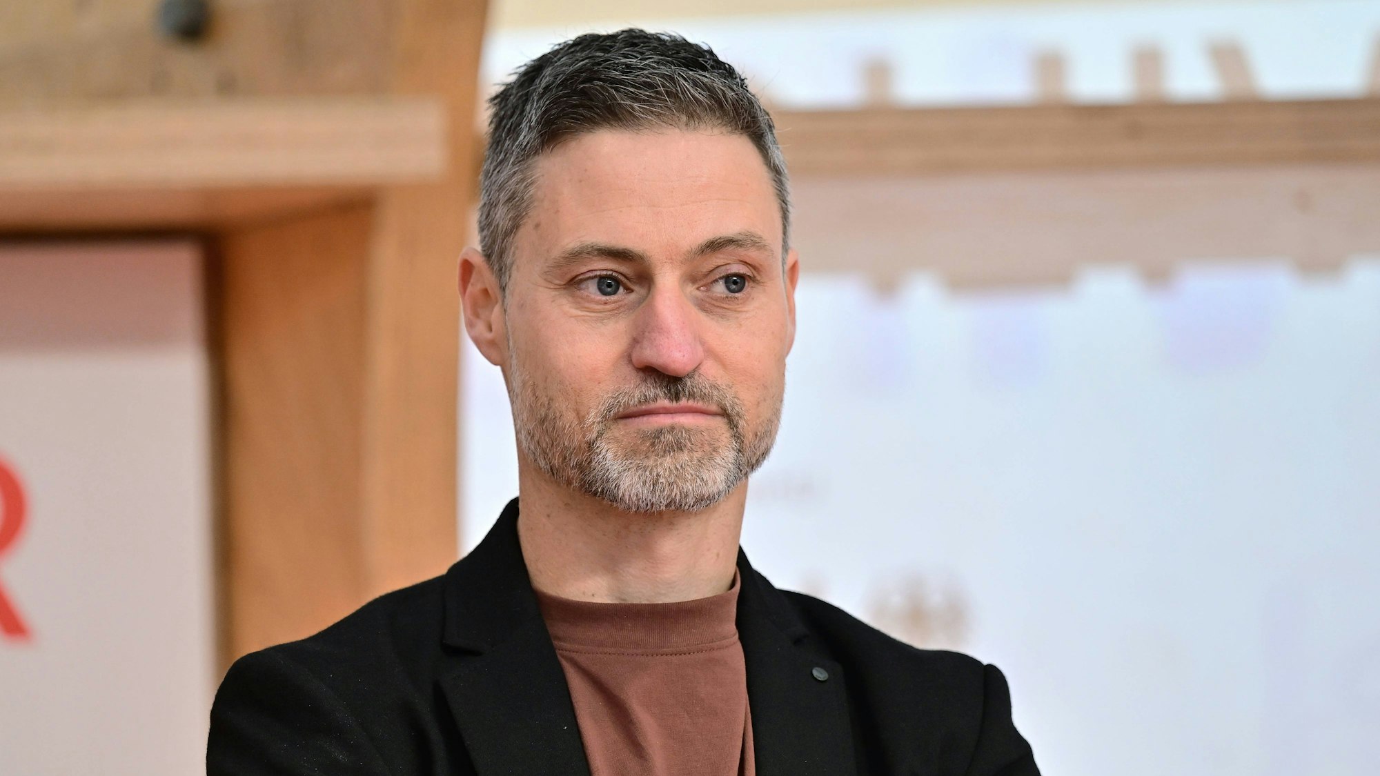 Meron Mendel, Direktor der Bildungsstaette Anne Frank, bei einer Diskussionsrunde mit israelischen Autoren zum Nahostkrieg während der Frankfurter Buchmesse. Foto vom 18.10.2023.