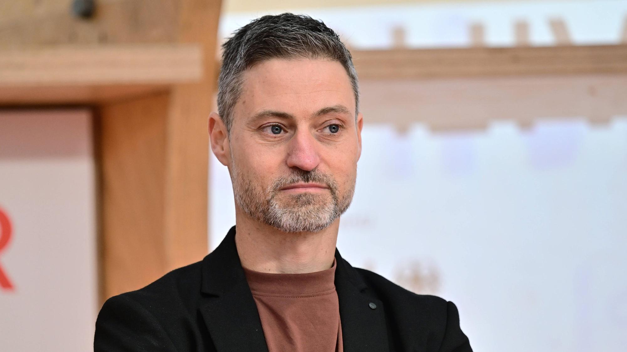 Meron Mendel, Direktor der Bildungsstaette Anne Frank, bei einer Diskussionsrunde mit israelischen Autoren zum Nahostkrieg während der Frankfurter Buchmesse. Foto vom 18.10.2023.