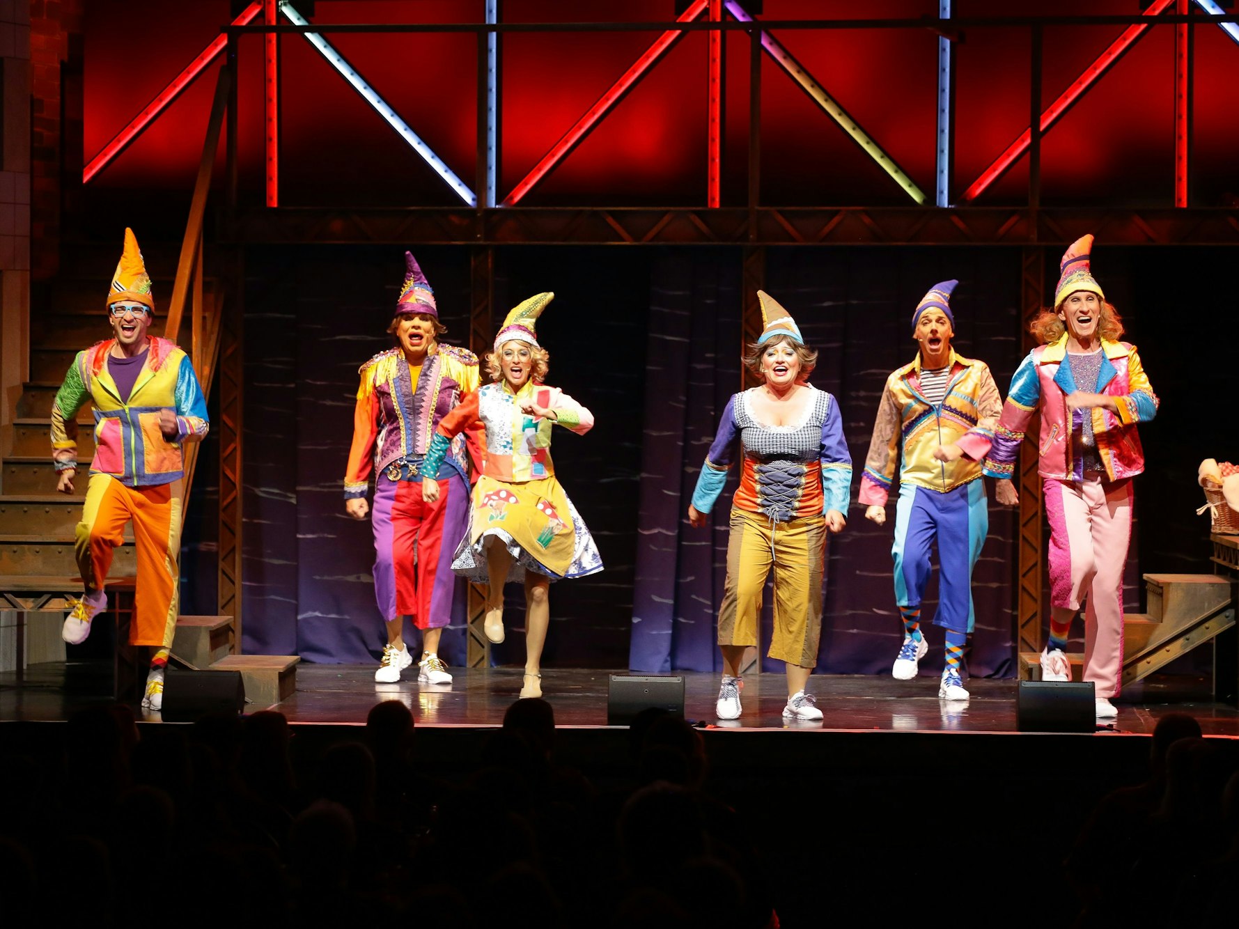 Menschen in Heinzelmännchen-Kostümen auf der Bühne